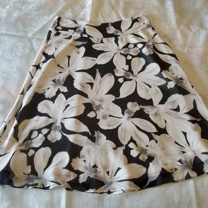 Beautiful Silk Banana Republic Black/White/Gray Floral Skirt Size 6!
